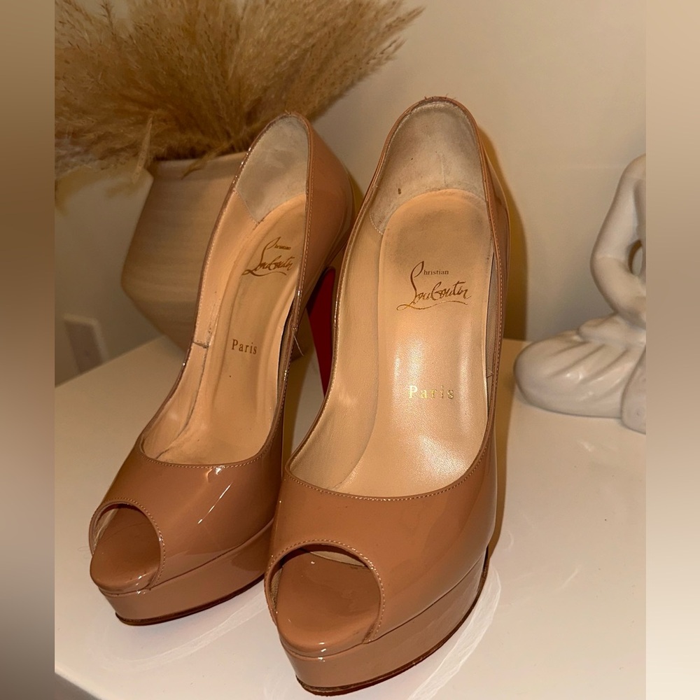 Authentic Christian Louboutin Beige Patent Leather Lady Peep Pumps Size 38.5